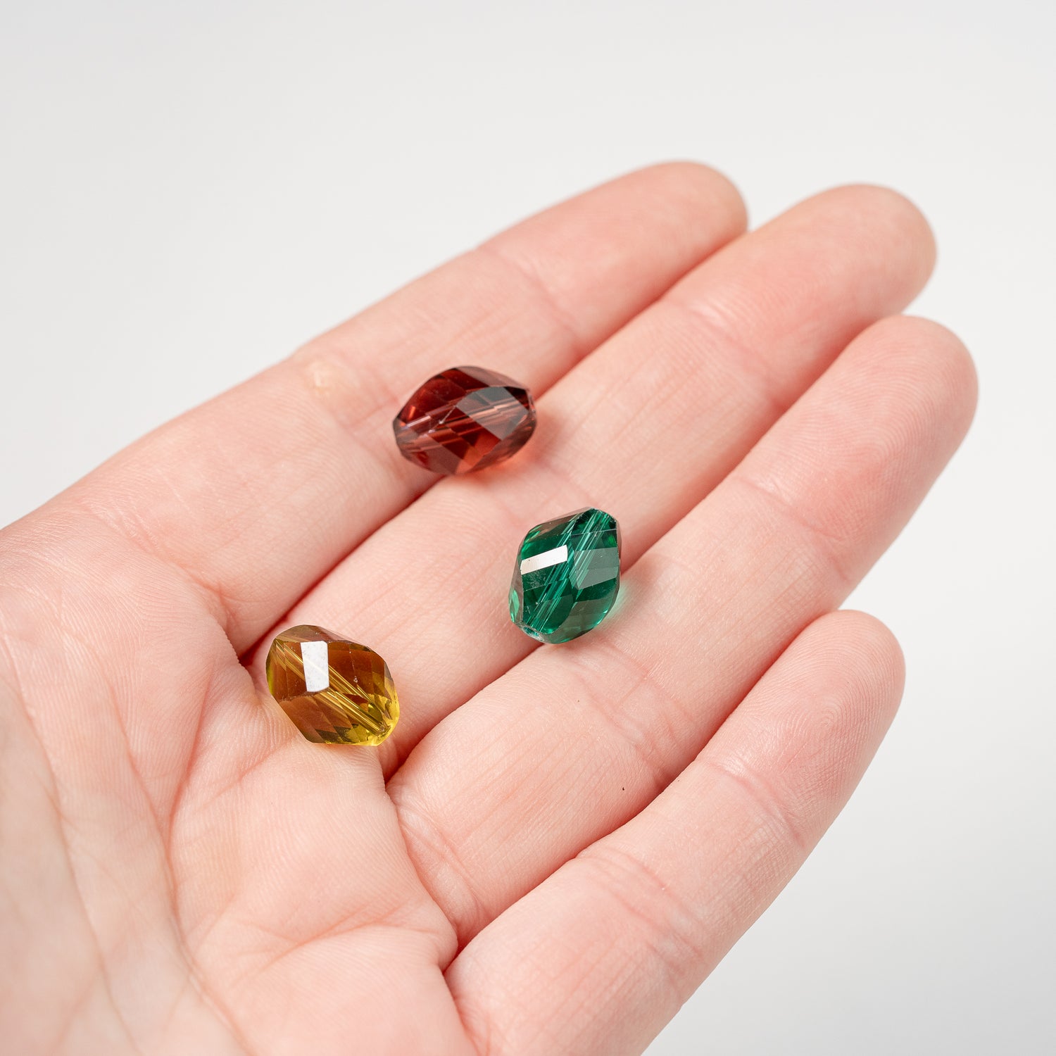 Perles ovales torsadées facettes en verre K9 de 13 x 10 mm couleurs au choix ( lot de 2 )