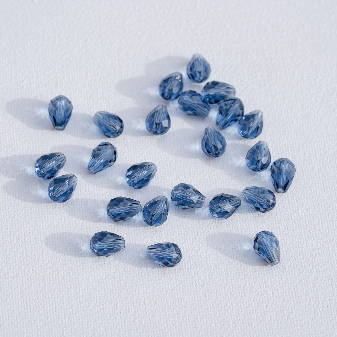 Perles gouttes facettes en verre K9 bleu foncé de 10,5 x 7,5 mm ( lot de 2 )