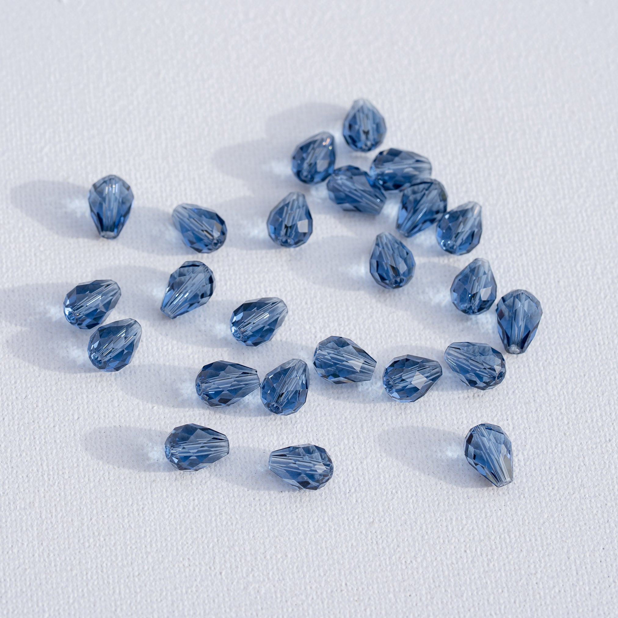 Perles gouttes facettes en verre K9 bleu foncé de 10,5 x 7,5 mm ( lot de 2 )
