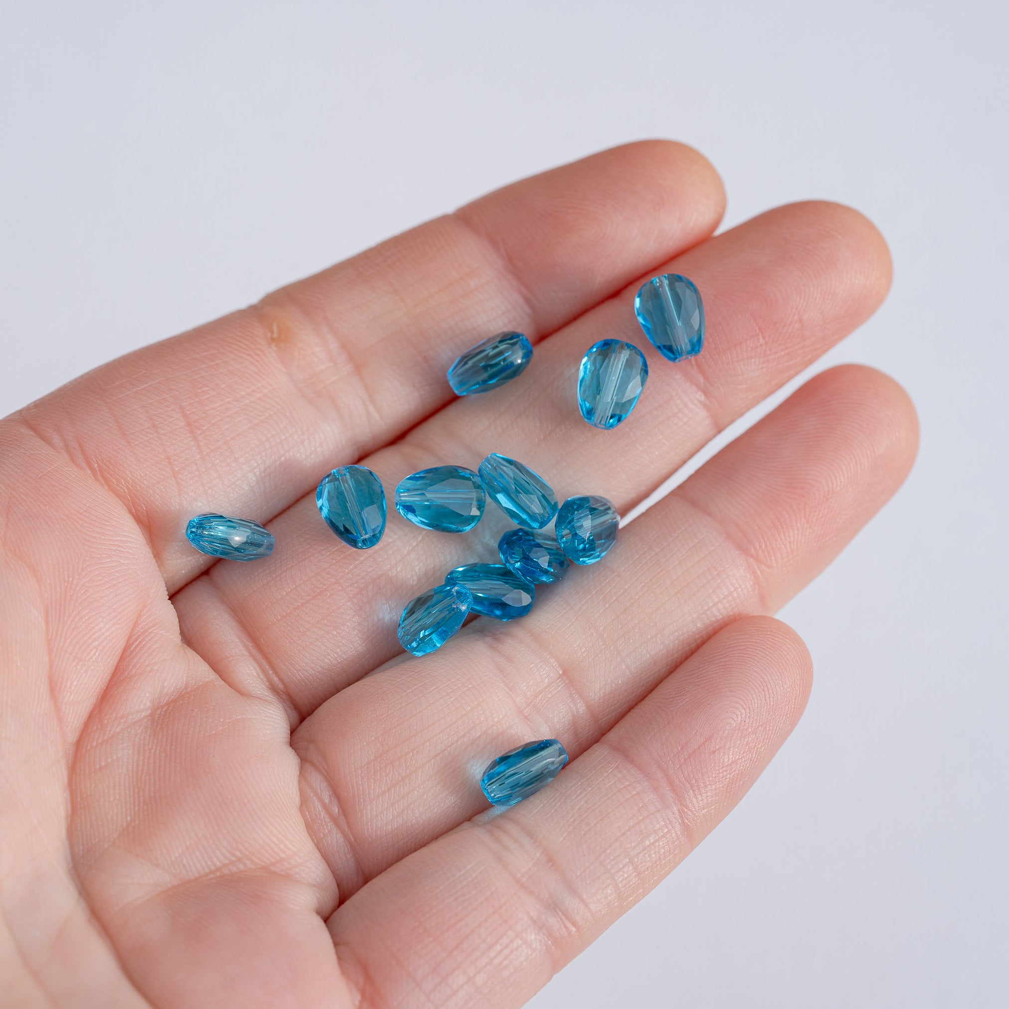 Perles gouttes facettes en verre K9 bleu flashy de 8 x 6 mm ( lot de 2 )