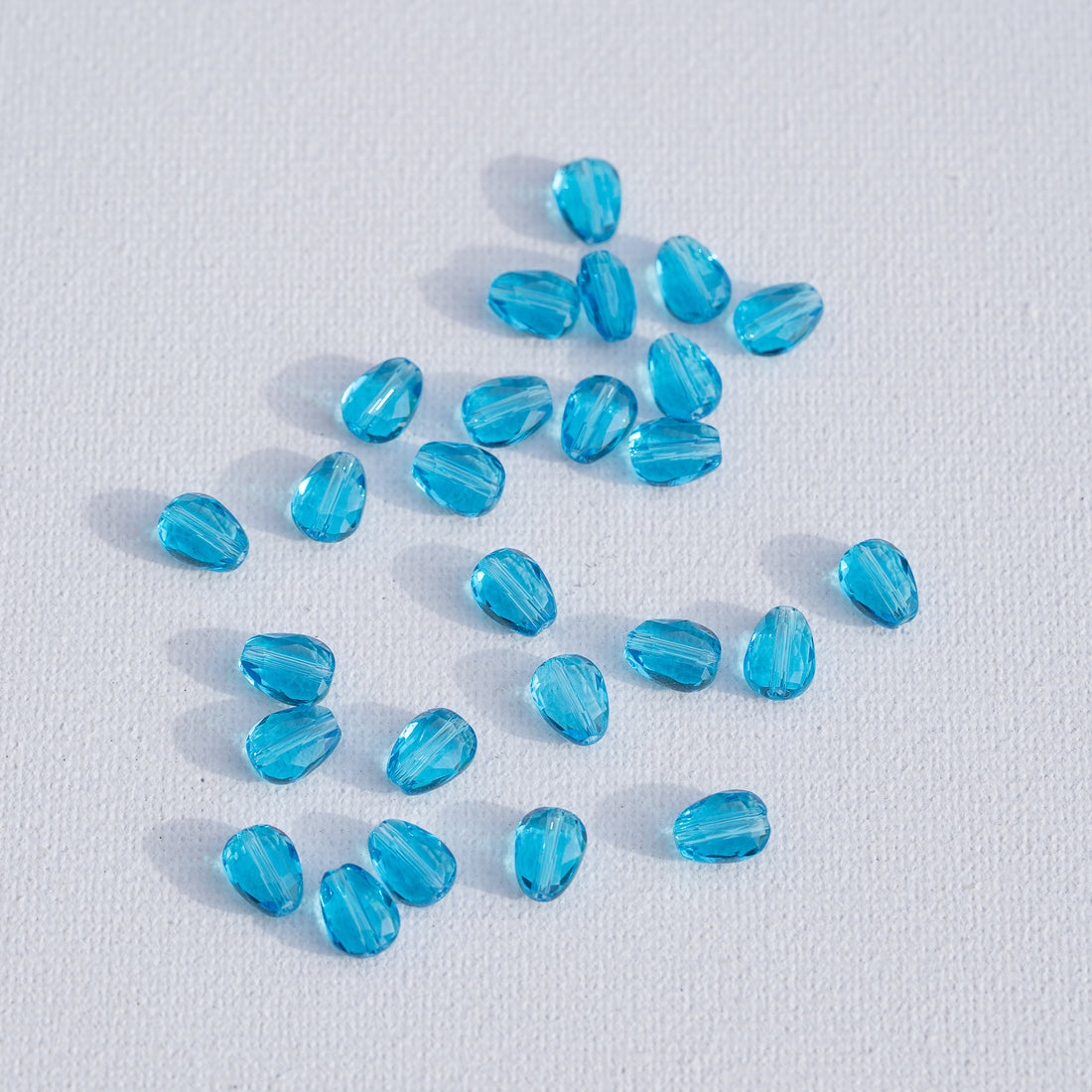 Perles gouttes facettes en verre K9 bleu flashy de 8 x 6 mm ( lot de 2 )