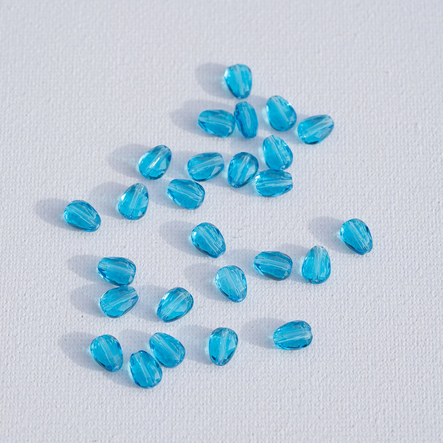 Perles gouttes facettes en verre K9 bleu flashy de 8 x 6 mm ( lot de 2 )