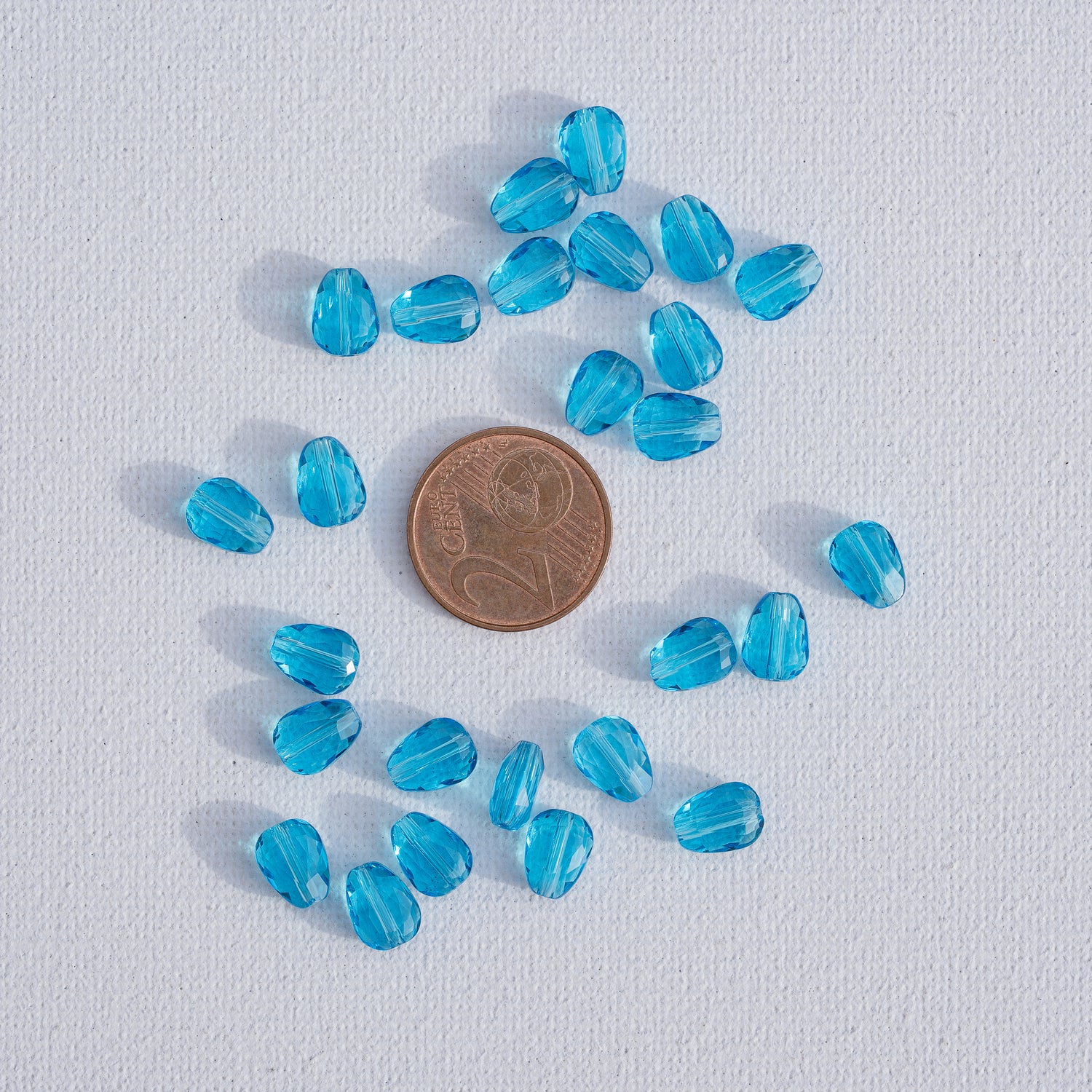 Perles gouttes facettes en verre K9 bleu flashy de 8 x 6 mm ( lot de 2 )