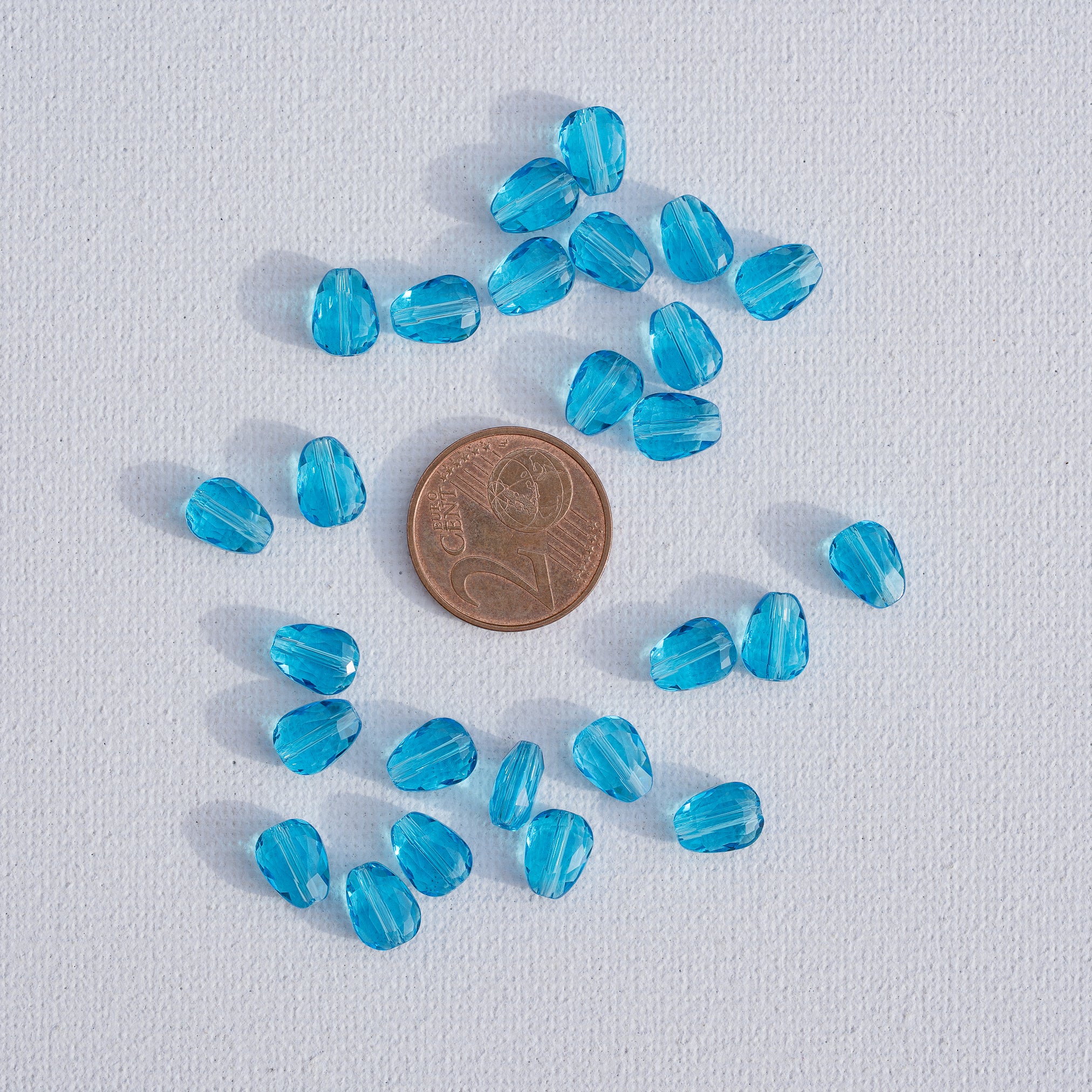 Perles gouttes facettes en verre K9 bleu flashy de 8 x 6 mm ( lot de 2 )