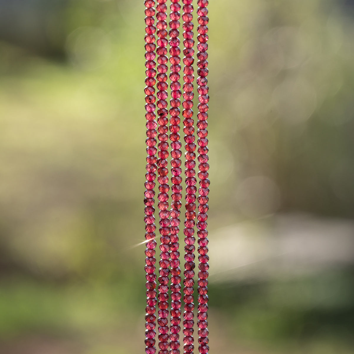 Perles rondelles facettes de Grenat almandin de 2,7 x 2 mm ( rang de env 180 perles )