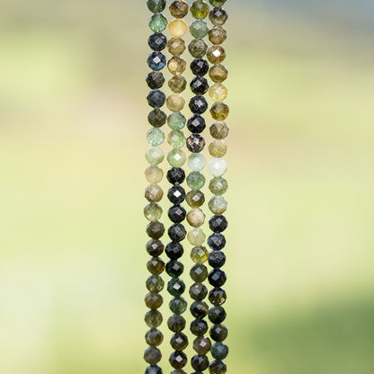 Perles rondes facettes de Tourmaline verte de 4 mm ( rang de env 90 perles )