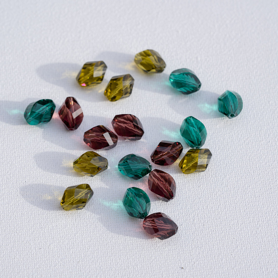 Perles ovales torsadées facettes en verre K9 de 13 x 10 mm couleurs au choix ( lot de 2 )
