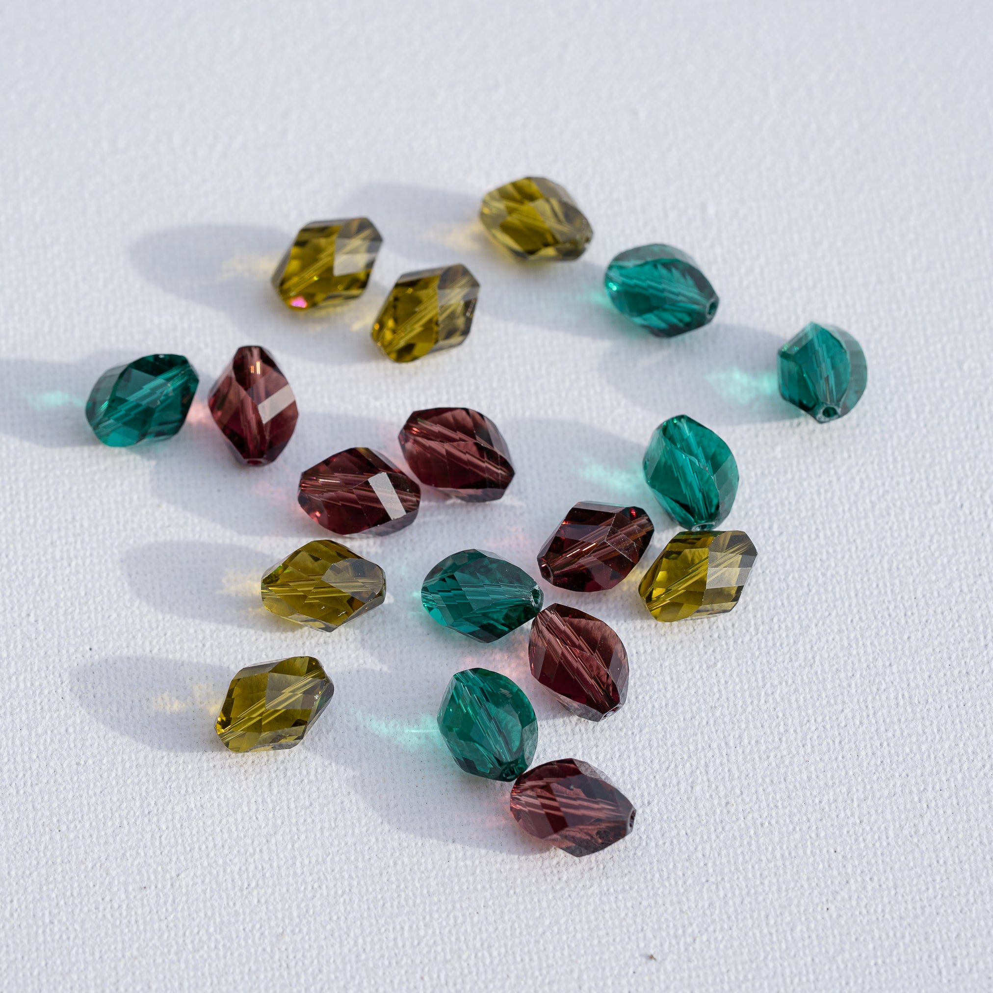 Perles ovales torsadées facettes en verre K9 de 13 x 10 mm couleurs au choix ( lot de 2 )