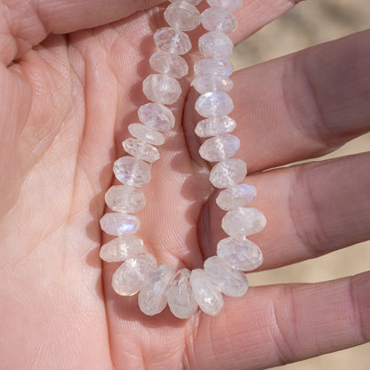 Perles rondelles facettes de Labradorite blanche de env 5,5 à 10  mm ( lot de 2 ou 4 )