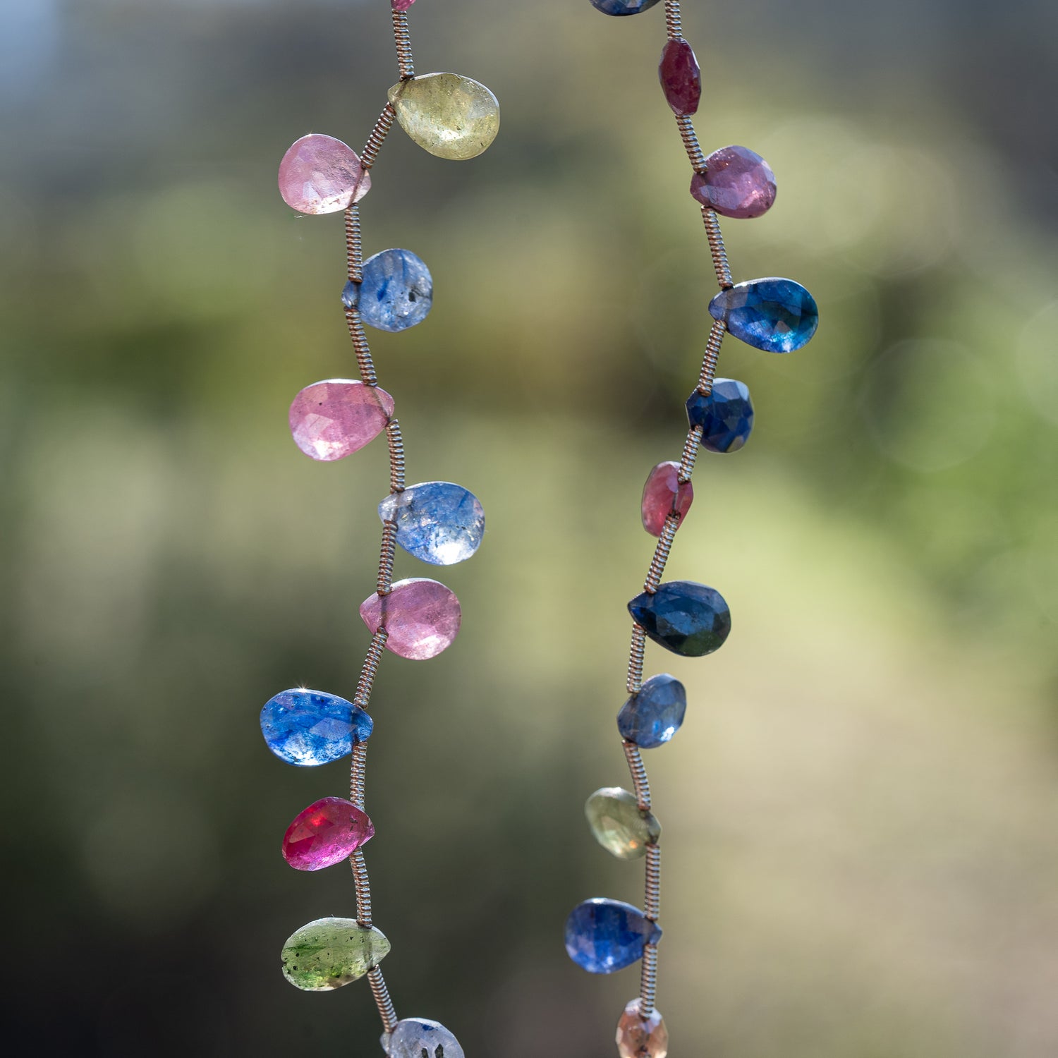 Perles gouttes facettes de Saphir multicolore de 8/9 mm ( lot de 2 )