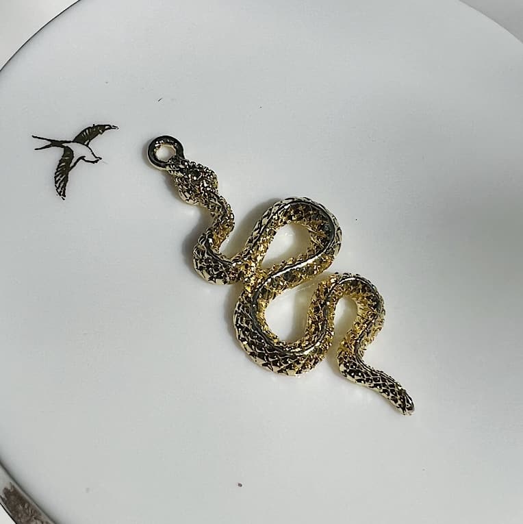 Breloque serpent en métal doré de 4 cm