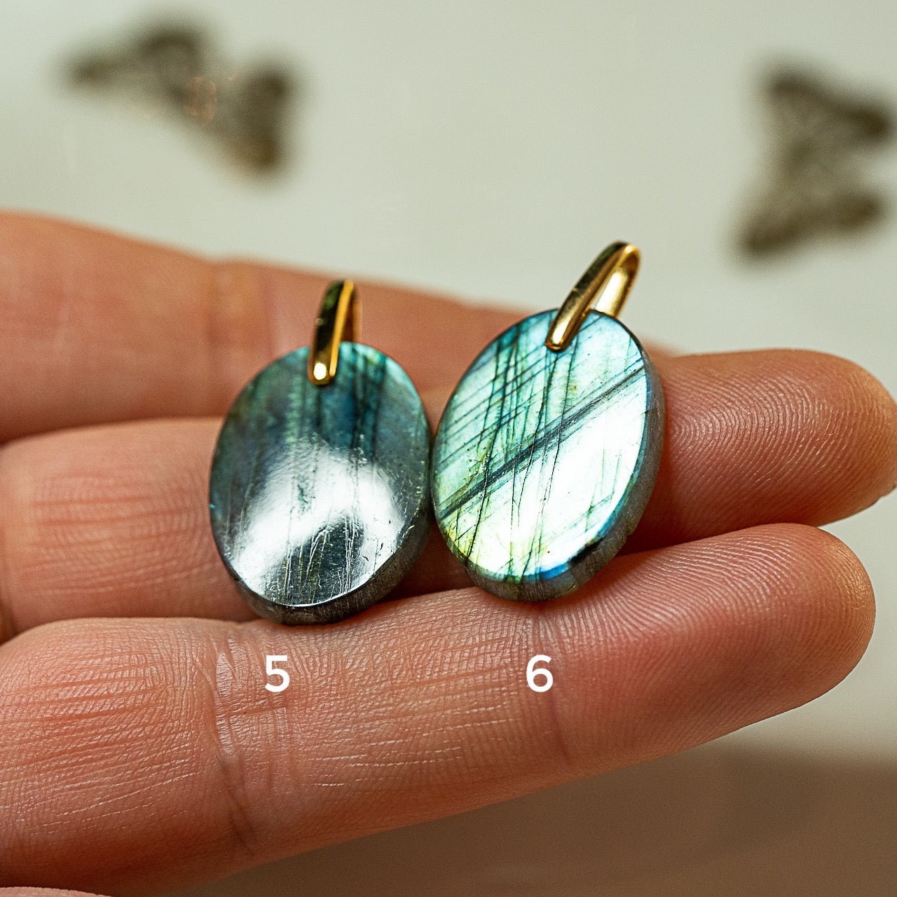 Petits pendentifs ovales en Labradorite au choix