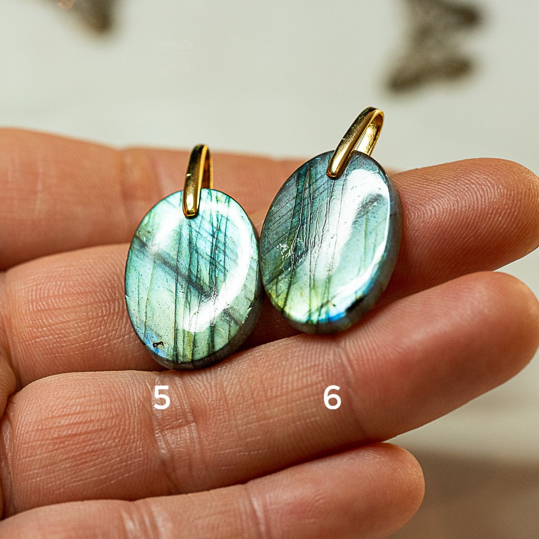 Petits pendentifs ovales en Labradorite au choix