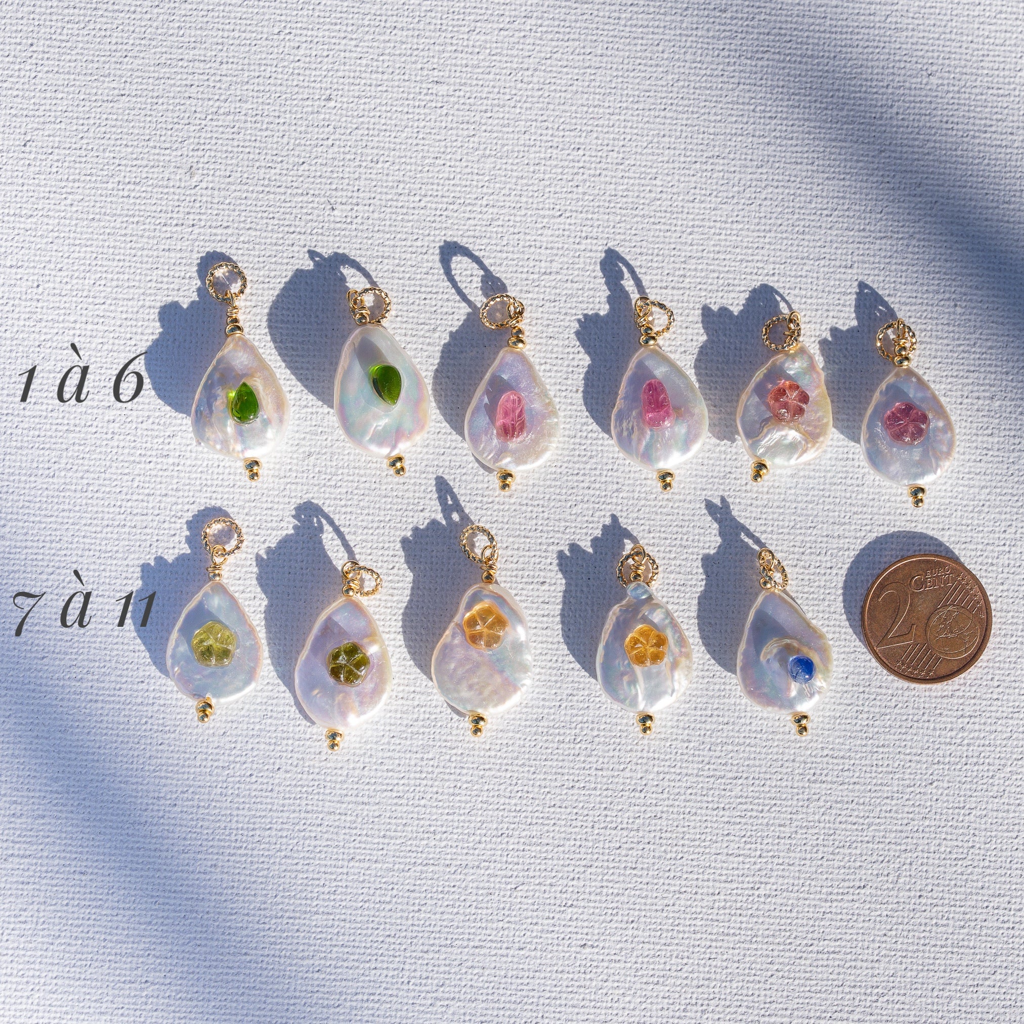 Pendentifs en perles gouttes Keshi, cabochons pierres au choix et laiton plaqué or de env 28 mm ( à l&