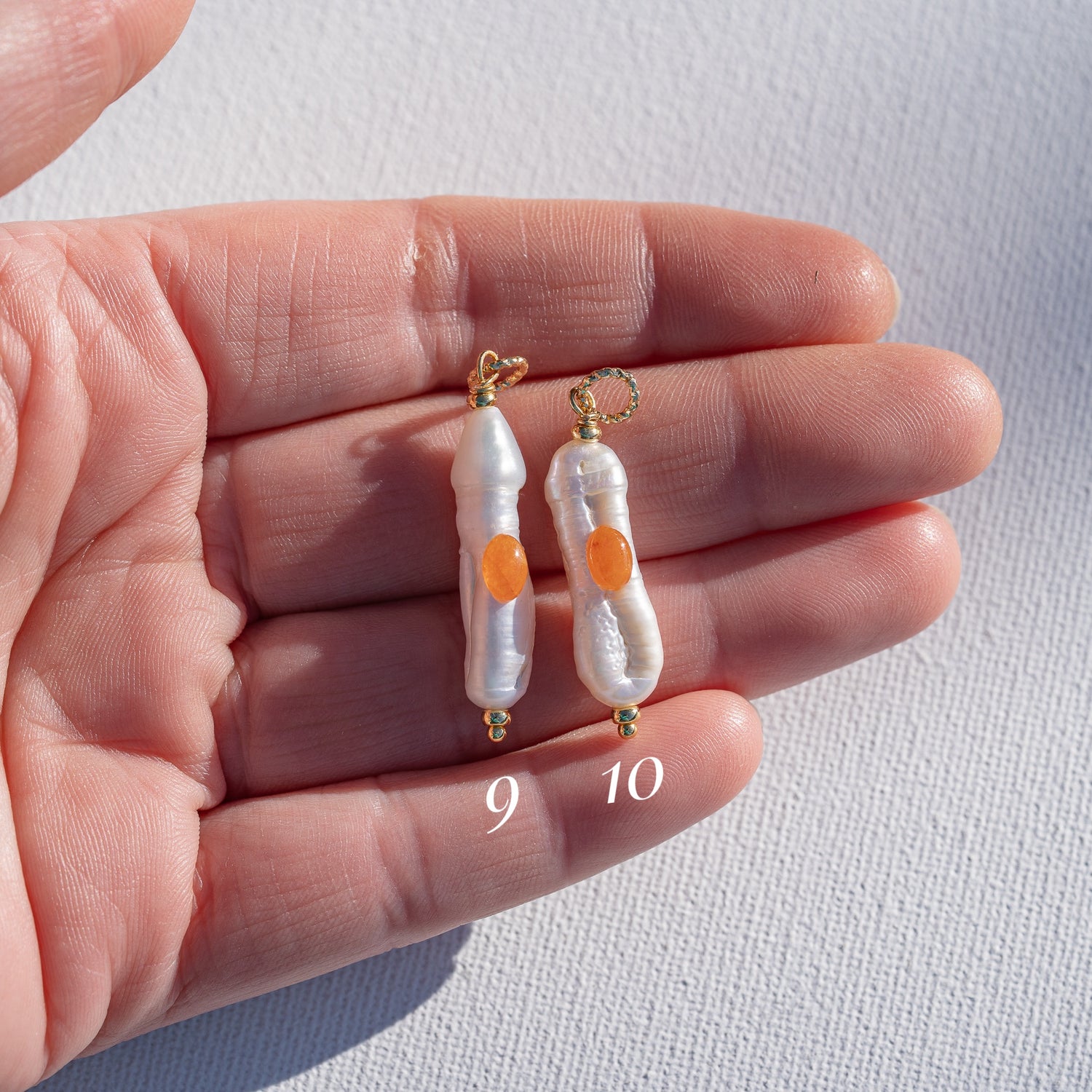 Pendentifs en perles allongées Keshi, cabochons pierres au choix et laiton plaqué or de env 30/40 mm ( à l&