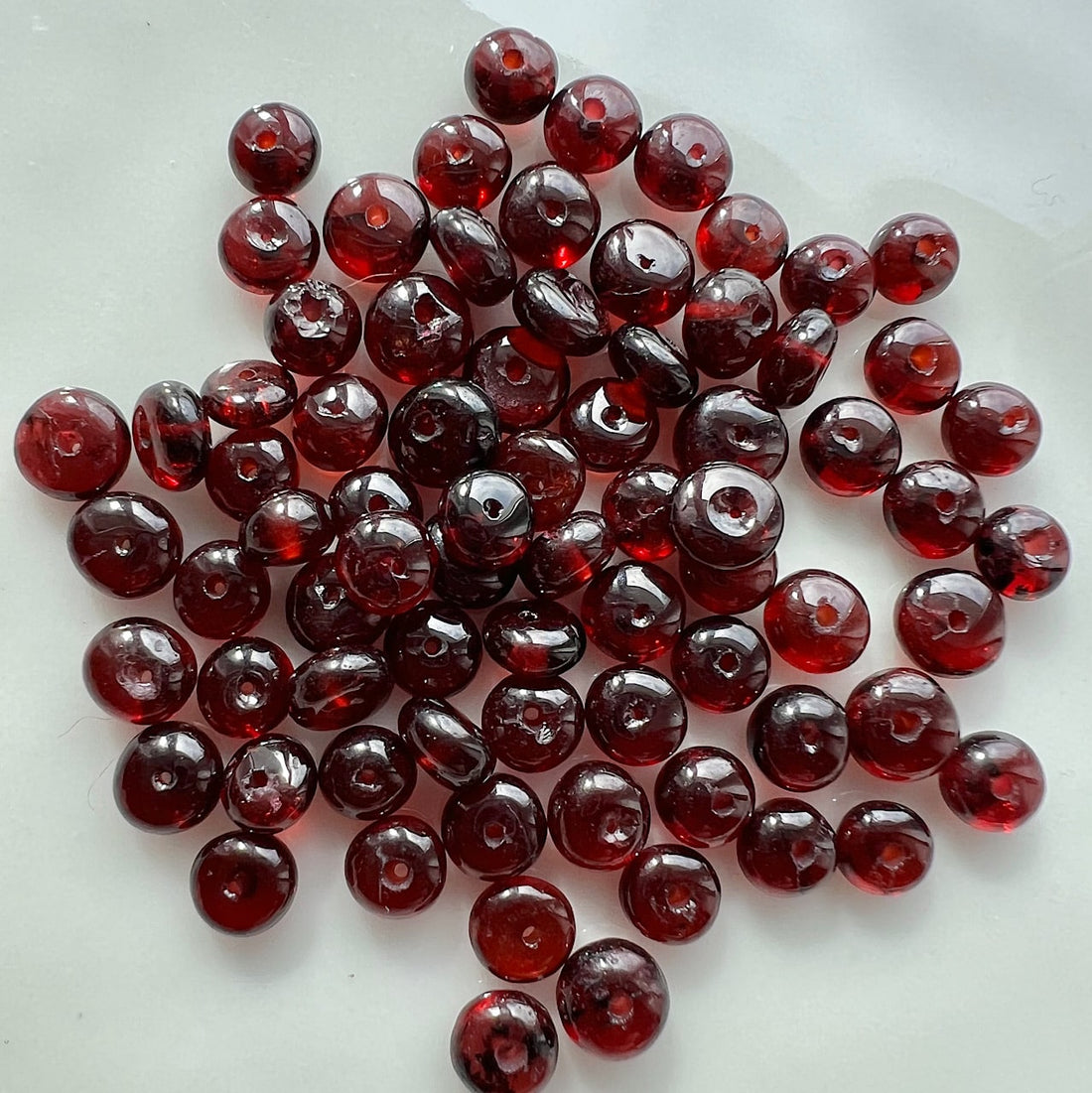 Perles rondelles lisses de Grenat almandin de 4/6 mm ( lot de 10 )