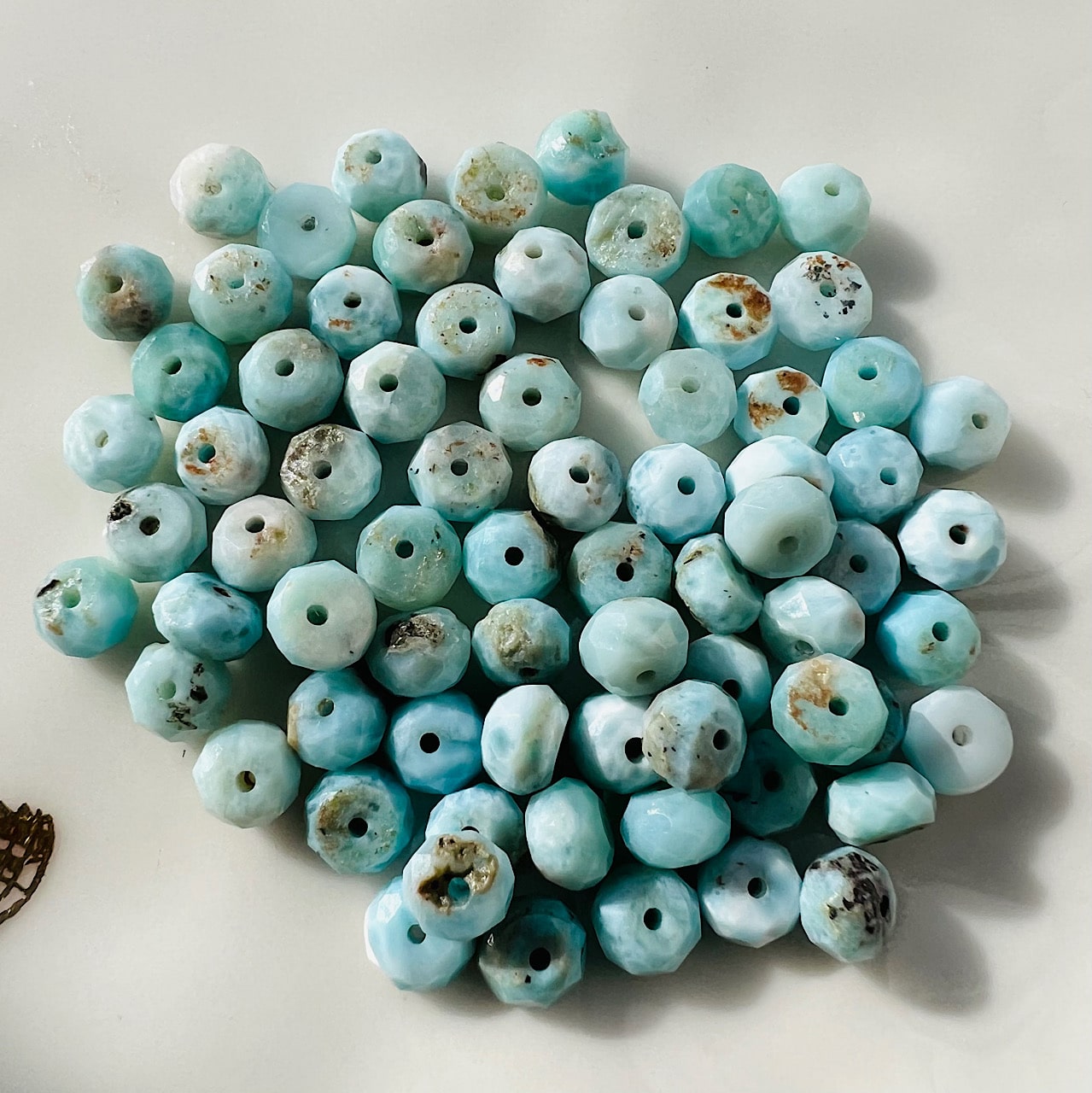 Perles rondelles facettes de Larimar de 5 mm ( lot de 10 )