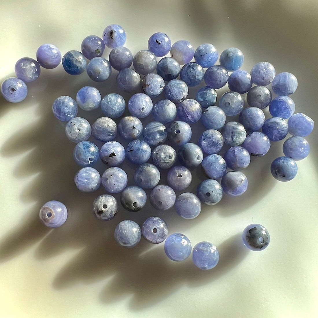 Perles rondes lisses grade A de Tanzanite de 6 mm ( lot de 8 )