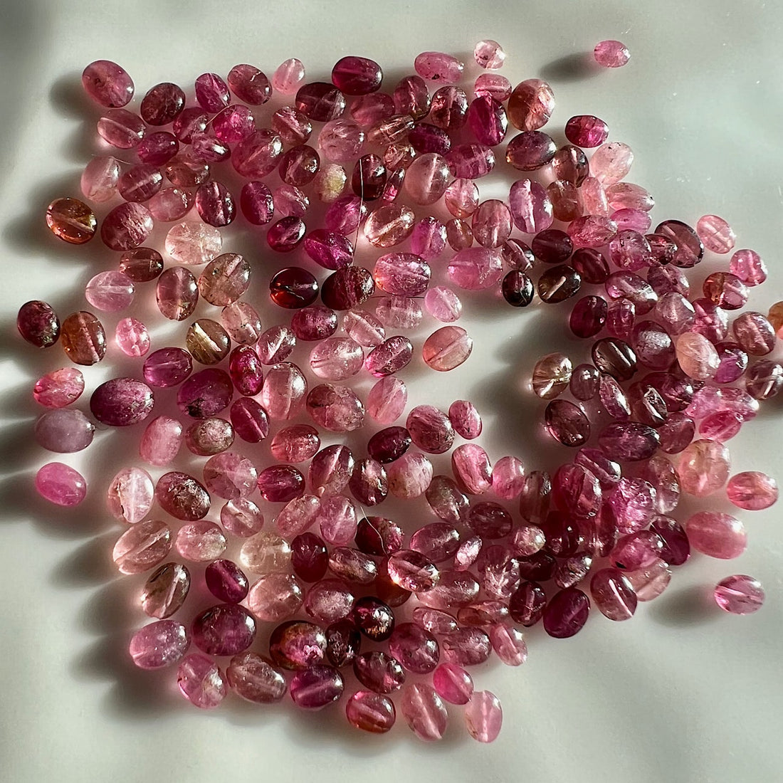 Perles ovales de Tourmaline rose de 3 à 7 mm ( en lot )