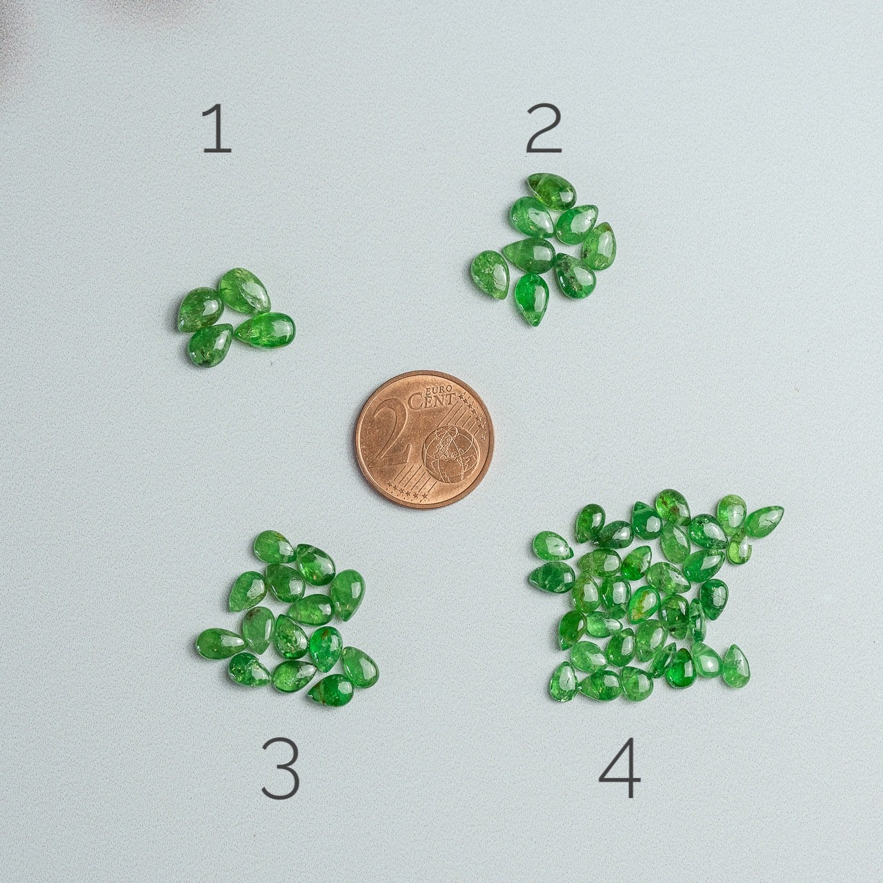 Petites gouttes lisses de Tsavorite de 5 à 7 mm ( lot de 2 perles )